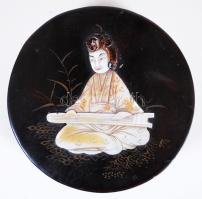 Lakkozott japán fadobozka a tetején kotón játszó férfit ábrázoló faragott gyöngyház berakással /  Little Japanese wooden box with carved nacre inlay on lid showing a man playing the koto, 4x10cm