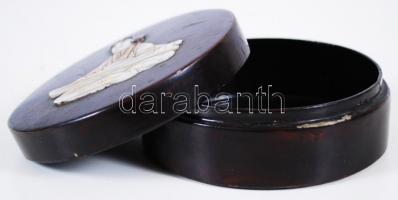 Lakkozott japán fadobozka a tetején kotón játszó férfit ábrázoló faragott gyöngyház berakással / 
Li...