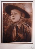 Olvashatatlan jelzéssel: Cserkész kisfiú, fotó, 23×17 cm