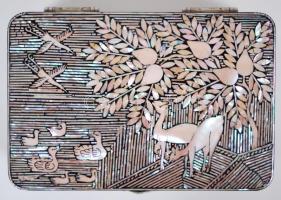 Gyöngyházberakású ékszeresládikó Koreából / 
Jewellery box with nacre inlay from Korea, 13,5x9x6,5cm