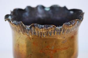 Virágokkal díszített iparművész srapnelváza I. világháborús töltényhüvelyből / 
Shrapnel vase with f...