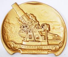 cca 1915 30'5cm Mörser - System Skodawerke A.G. Pilsen, domborműves, bronzírozott fém tál, az I. világháború hírneves mozsárágyújáról /  Metal bas relief plate of the famous WWI howitzer, 20x16cm