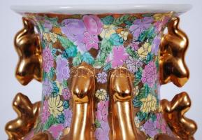 Nagyméretű, kézzel festett, aranyozott, kínai jelenteket ábrázoló porcelán váza / 
Large, hand paint...