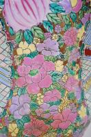 Nagyméretű, kézzel festett, aranyozott, kínai jelenteket ábrázoló porcelán váza / 
Large, hand paint...