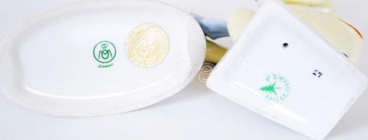 2db kézzel festett jelzett porcelán figura (az egyik Hollóházi) / 
Hand painted porcelain figures, 1...