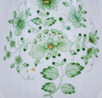 Kézzel festett, aranyozott, jelzett Hollóházi váza / 
Hand painted gold plated porcelain vase, 18cm