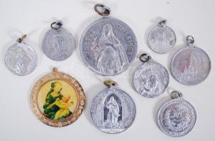 9db szentképes medál imakönyv alakú kis műanyag dobozban / 
Pendants with religious pictures
