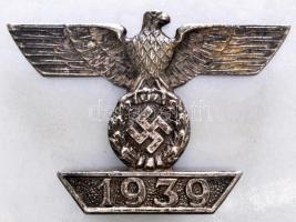 Német 3. Birodalom 1939. "I. Osztályú Vaskereszt hadiékítménye ismételt adományozáshoz" ezüst jelvény hátoldalon jelzés T:1- patina German Third Reich 1939. "Bar to Iron Cross 1st Class" silver badge, mark on the back C:AU patina