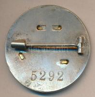 Svédország DN Sorszámozott fém jelvény, rajta aranyozott korona és kürt, gyártó: C.C.Sporrong & ...