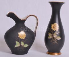 2 db Royal Bavaria vázácska, jelzett, apró csorbákkal, kézzel festett, m: 10,12 cm / German porcelain vases with small notch