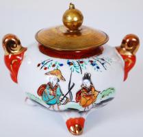 Porcelán edényke réz tetővel, japán életképpel, jelzett, kézzel festett, hibátlan, 8×8 cm