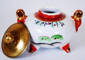 Porcelán edényke réz tetővel, japán életképpel, jelzett, kézzel festett, hibátlan, 8×8 cm