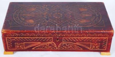 Faragott faládika, gazdagon díszítve, sérült,törött zsanérral, m:10 cm 35×18 cm