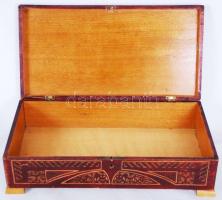 Faragott faládika, gazdagon díszítve, sérült,törött zsanérral, m:10 cm 35×18 cm