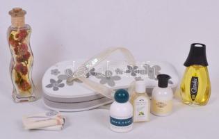 Kis női bolhatétel retró pipereszerekkel, strandpapuccsal