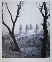 Gerő László: Történelmi városrészek, Bp., 1971, Műszaki; Pest-Buda építészete az egyesítéskor, Bp., 1973, Műszaki. Kiadói egészvászon kötésben, védőborítóban, illusztrált