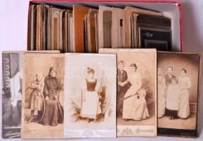 cca 1880-1920 99 db régi nagyobb méretű keményhátú fotó vegyes minőségben / mixed photo lot