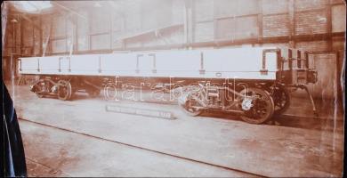 cca 1900 Waggongyár Győr, vonatkocsi, fotó, felületén törésnyomokkal, 15,5x29,5cm
