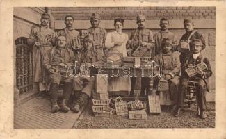 Kolozsvár az Erdélyi Pártfogó Egyesület támogatásával háziipari munkákat készítő sebesültek / wounded soldiers doing handwork (fl)