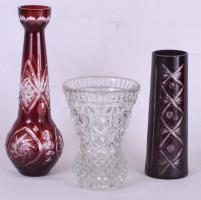 3 db üveg váza: 2 db rubinvörös, többrétegű, csiszolt, apró csorbával, 1 db formába öntött kristály váza, hibátlan, m:26,19,16 cm / Glass vases with small notch