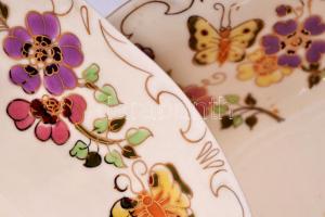 Zsolnay pillangó mintás étkészlet, kézzel festett, hibátlan, jelzett, összesen: 25 db/ Zsolnay dinne...