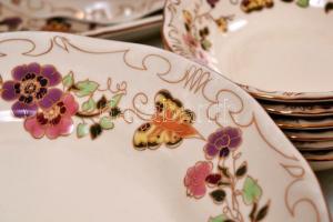 Zsolnay pillangó mintás étkészlet, kézzel festett, hibátlan, jelzett, összesen: 25 db/ Zsolnay dinne...