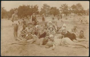 13 db régi, fürdőélettel kapcsolatos képeslap, benne több fotó