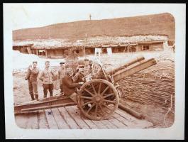 1917 Szász Ágost alezredes német tüzérekkel az orosz fronton, fotó 9×12 cm