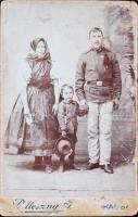 cca 1900 K.u.k katona családjával Podleszny András kassai fényképész műterméből, keményhátú fotó, 16,5x10,5cm