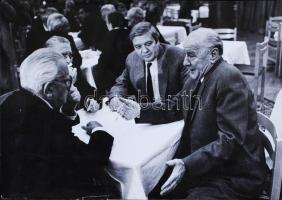 cca 1988 Kádár János és Pozsgai Imre pártkongresszuson Népszava fotó 24x17 cm