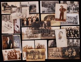 26 db fotólap, benne sok katonaival