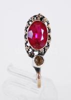 14K arany (Au) és ezüst (Ag) fülbevaló rubinnal (1db) /  14ct gold earring with silver part and a ruby stone (1pc), br: 1gr
