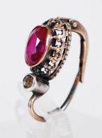 14K arany (Au) és ezüst (Ag) fülbevaló rubinnal (1db) / 
14ct gold earring with silver part and a ru...