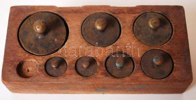 XX. sz. eleje: 7 darabos hiányos súlykészlet, eredeti tartójában, jelzettek/ Set of scale-weights