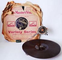 1928 Mikiphone System Vadász zsebgramofon hozzá tartozó tűkkel és 6db amerikai bakelitlemezzel, hibátlan, működik /  Mikiphone System Vadász pocket phonograph with 6 American records and a box of pick-ups, works well