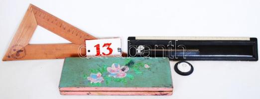 Kis bolhatétel: vonalzók, festett fa tolltartó tollhegyekkel, régi hegyezővel, 360°-os vízmérték, kis, zománctábla