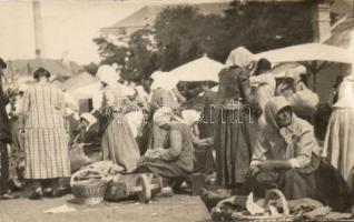 Székesfehérvár vásár, photo (kis szakadás / small tear)