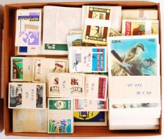 Több ezer darabos gyufacímkegyűjtemény dobozban, sorok szerint kötegelve