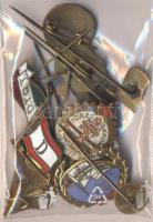 13db különféle zománcozott jelvény, hajózással kapcsolatosak főleg T:1,2