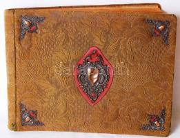 1914-1918 I. világháborús album 95db, nyomdai úton sokszorosított, feliratozott katonai fotóval balkáni hadszínterekről: légi felvételek, harctéri képek, fegyverek és alakulatok képei. Bronz veretekkel díszített, mintás, szőtt kötésben /  Album with press photos from the Balkan front of World War I, linen binding with bronze elements