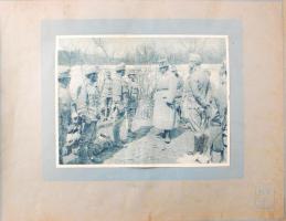 1914-1918 I. világháborús album 95db, nyomdai úton sokszorosított, feliratozott katonai fotóval balk...