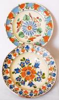 2 db  népi fazekas dísztányér, kézzel festett, jelzés nélkül, apró mázhibákkal, d:19, 21 cm/ 2 p. of pottery plate with small cracks