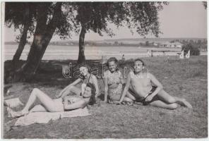 cca 1940 3db balatoni fotó Karády Katalinról, többek között Nagy István színművész társaságában, 12x...