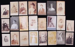 1880-1930 21db keményhátú fotó hölgyekről, különféle műtermekből, vizitkártya méretben /  Vintage photos of ladies