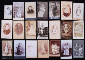 1880-1930 21db keményhátú fotó gyermekekről, különféle műtermekből, vizitkártya méretben /  Vintage photos of children