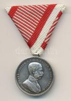 1866. "Ferenc József II. osztályú Ezüst Vitézségi Érem" Ag kitüntetés mellszalagon, fémjel...