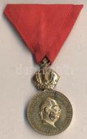 1890. &quot;Bronz Katonai Érdemérem vörös szalagon&quot; aranyozott Br kitüntetés &quot;HUNG&quot; után nincs pont T:1-,2  Hungary 1890. &quot;Bronze Militarty Order of Merit on red ribbon&quot; gilt Br decoration, without dot after &quot;HUNG&quot; C:AU,XF