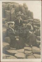 Giant's causeway, ladies, photo