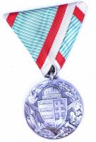 1918. Magyar Háborús Emlékérem kardokkal,sisakkal "Pro Deo et Patria" ezüstözött Br kitüntetés mellszalagon "BRONZ" jelzéssel T:2 Hungary 1918. Commemorative Medal for World War I for combatants, silver-plated Br medal on wartime ribbon, with "BRONZ" hallmark C:XF
