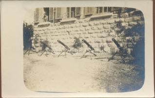 A 17. gyalogezred által zsákmányolt olasz gépfegyverek / Italian machine guns taken away by Hungarian infantry regiment no. 17, photo